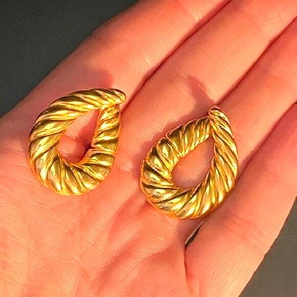 Vintage TANCER II Gold Tone Textured Rib Teardrop Clip On Earrings - Picture 2 of 4